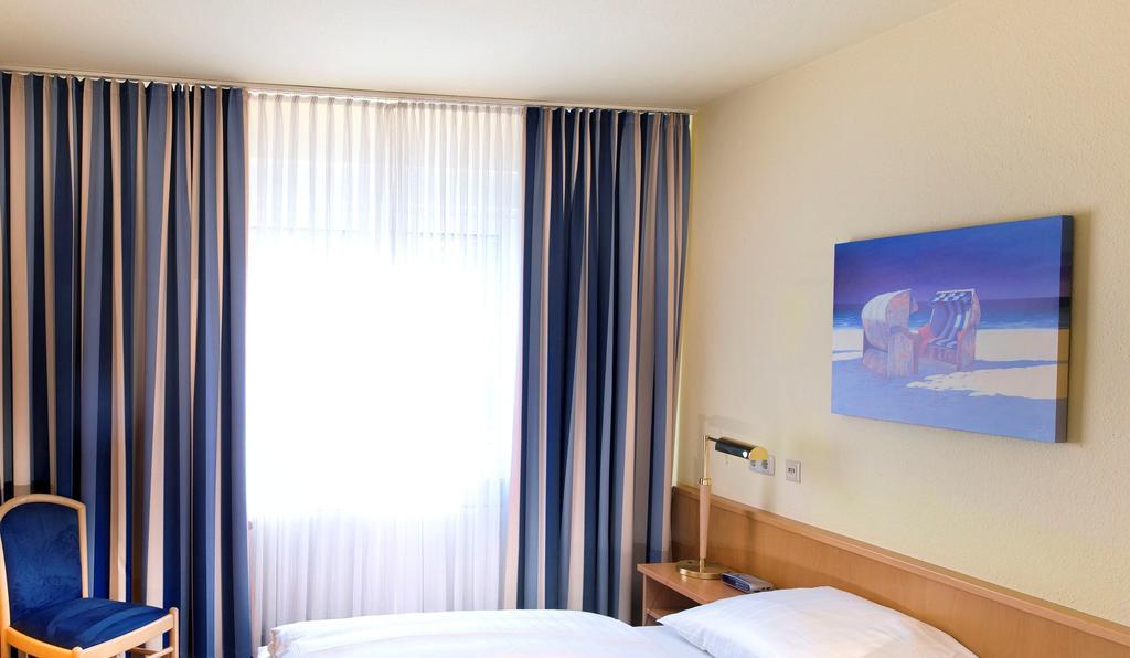 Отель Tryp By Wyndham Luebeck Aquamarin Номер фото