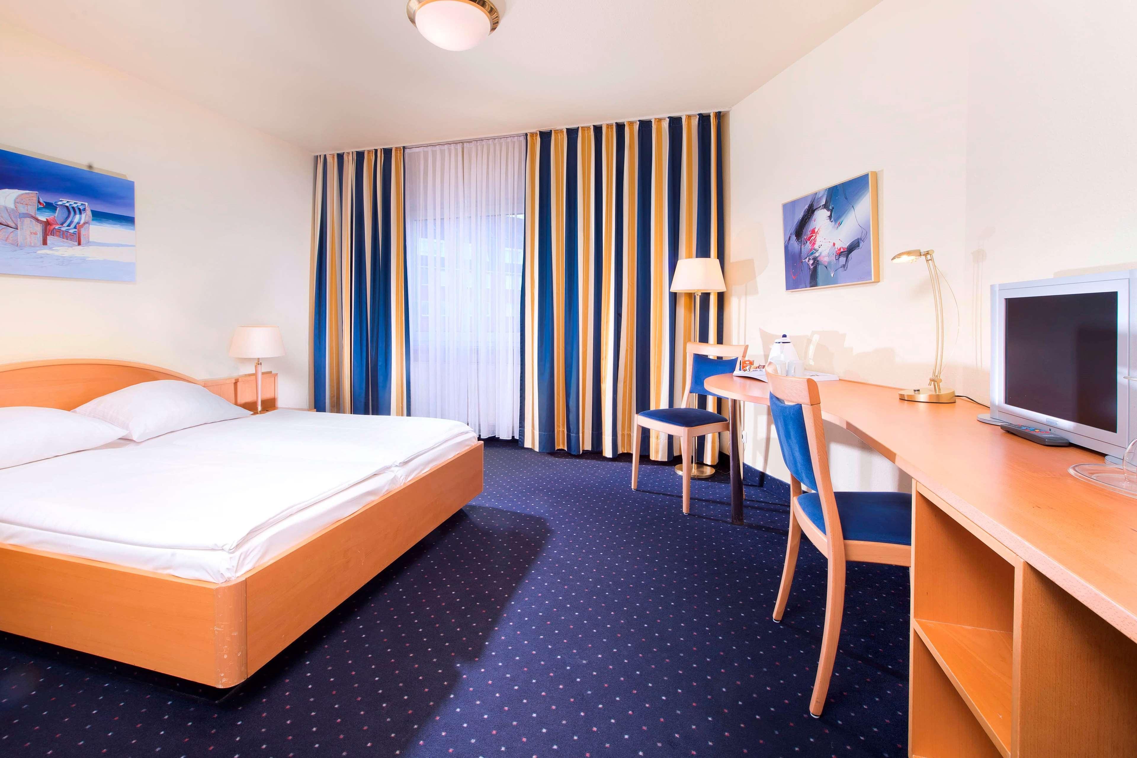 Отель Tryp By Wyndham Luebeck Aquamarin Экстерьер фото
