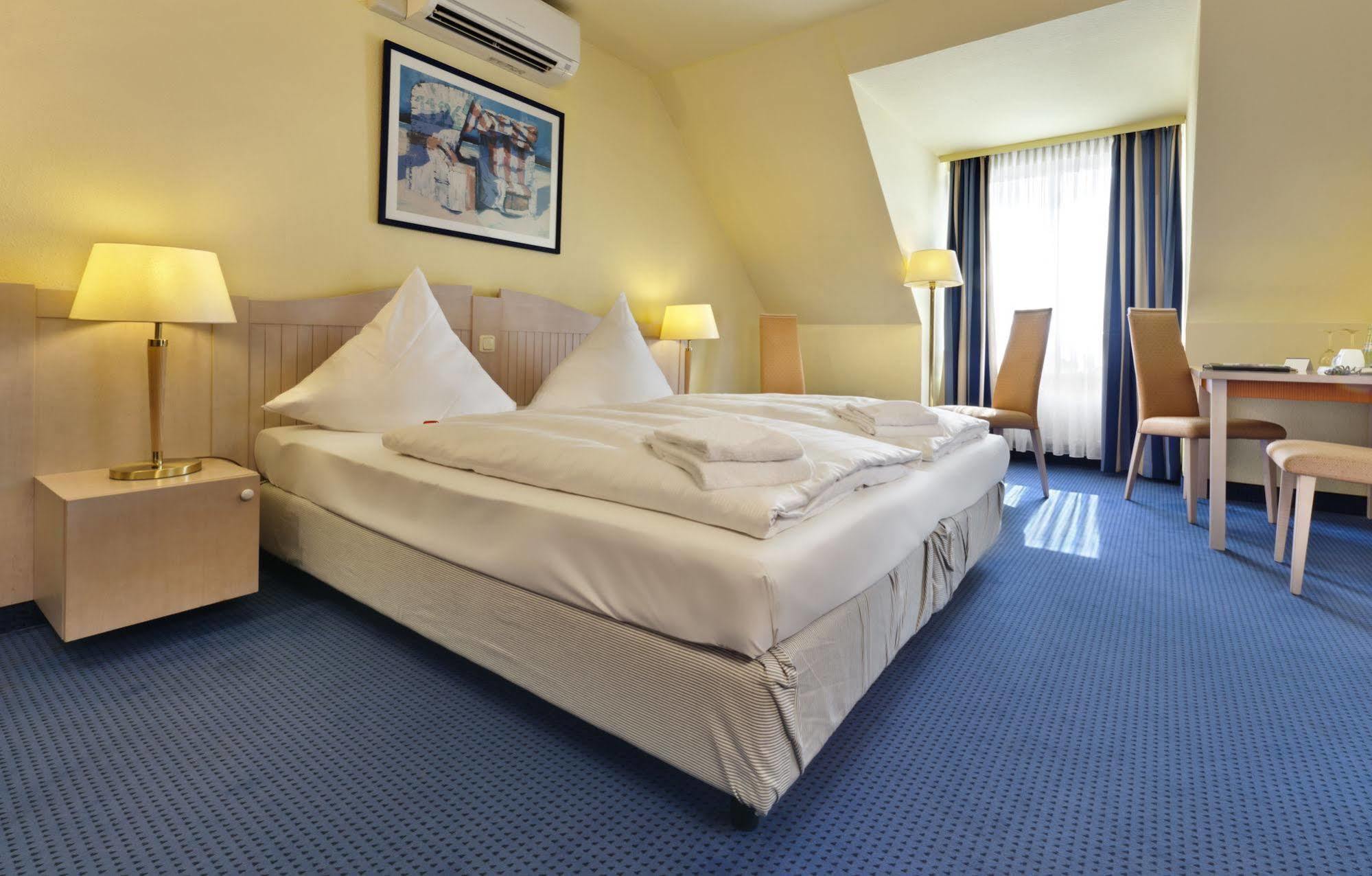 Отель Tryp By Wyndham Luebeck Aquamarin Экстерьер фото